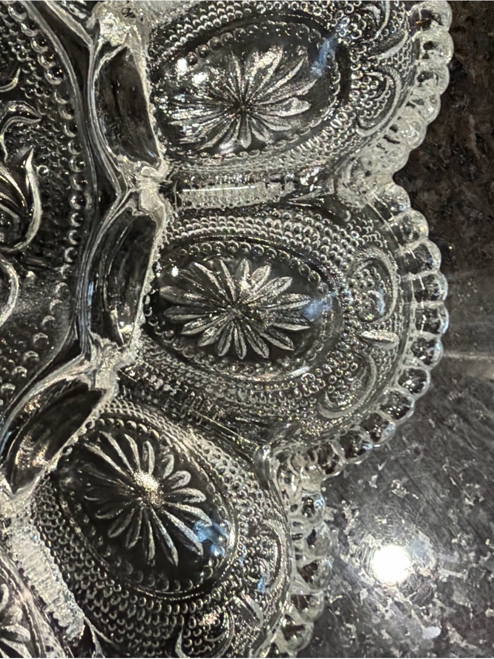 Vintage LE Smith glass doubled egg plate platter 11 1/4 inch diameter - Picture 5 of 6